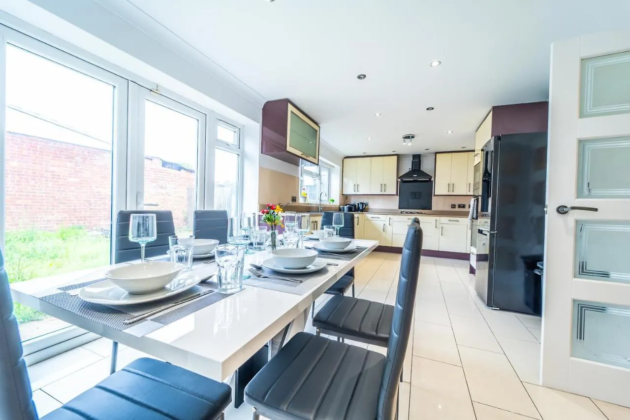 Holiday home Modern Spacious 4 Bed Hayes Home With Free Parking United Kingdom