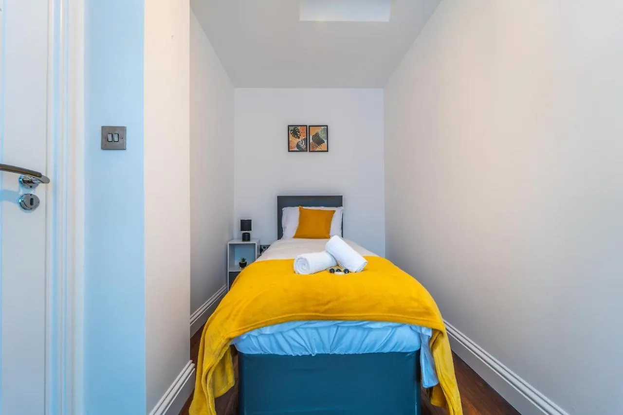 Holiday home Modern Spacious 4 Bed Hayes Home With Free Parking
