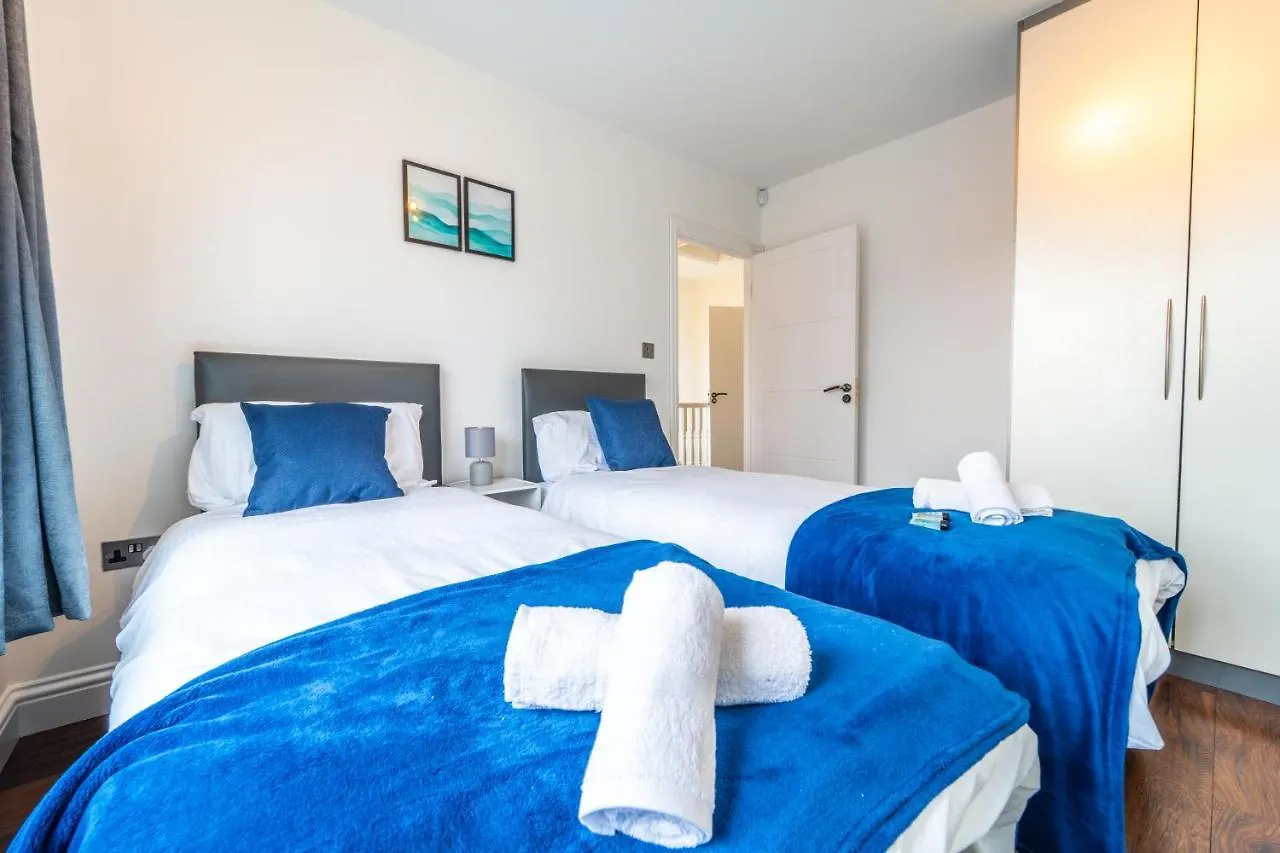 Modern Spacious 4 Bed Hayes Home With Free Parking 0*, Hayes (Greater London)
