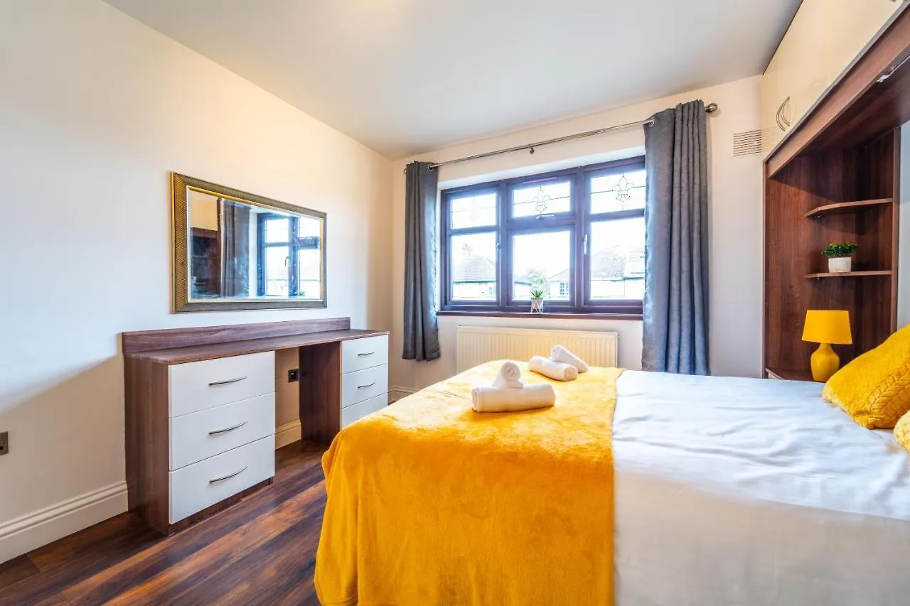 Modern Spacious 4 Bed Hayes Home With Free Parking Holiday home