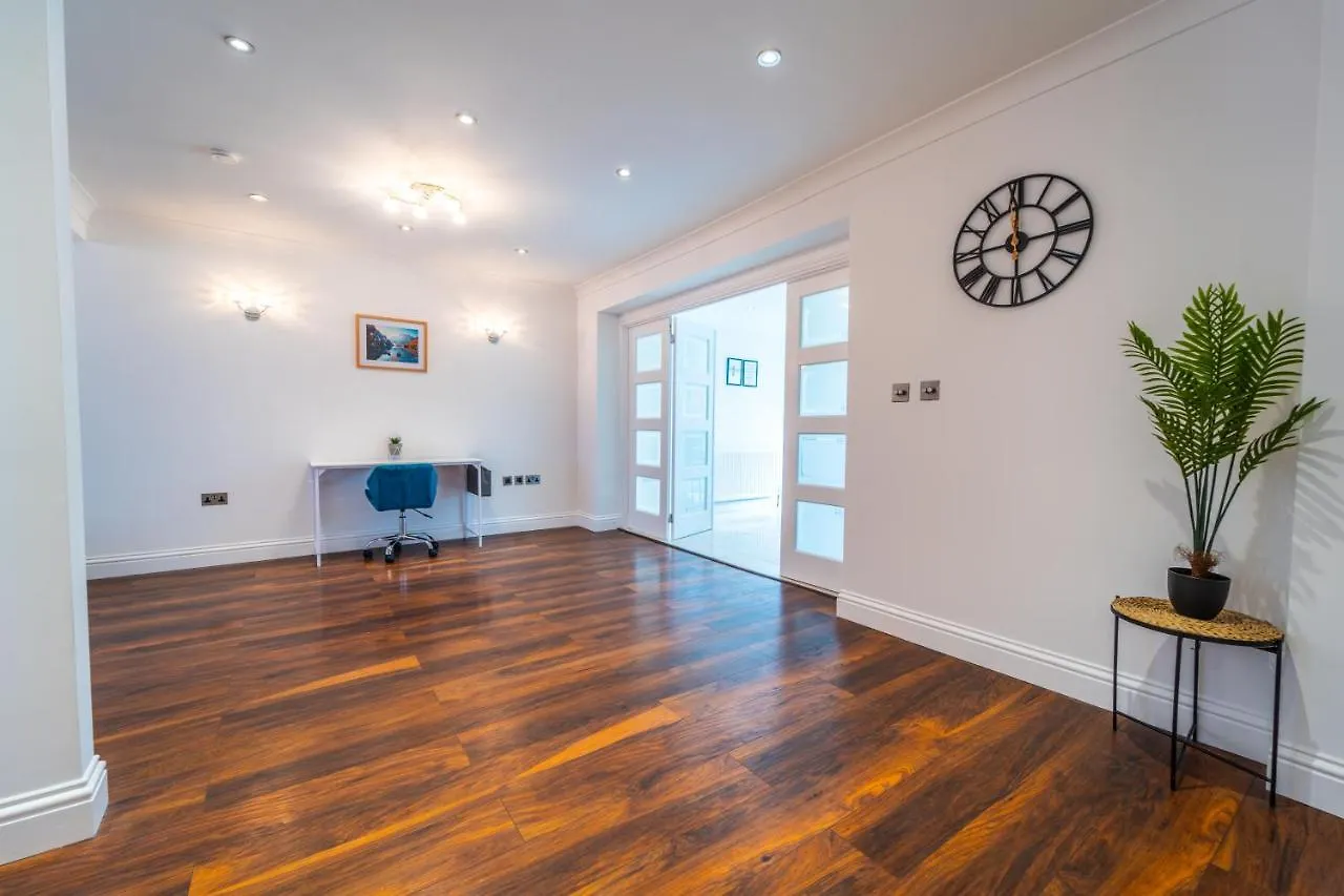 Holiday home Modern Spacious 4 Bed Hayes Home With Free Parking