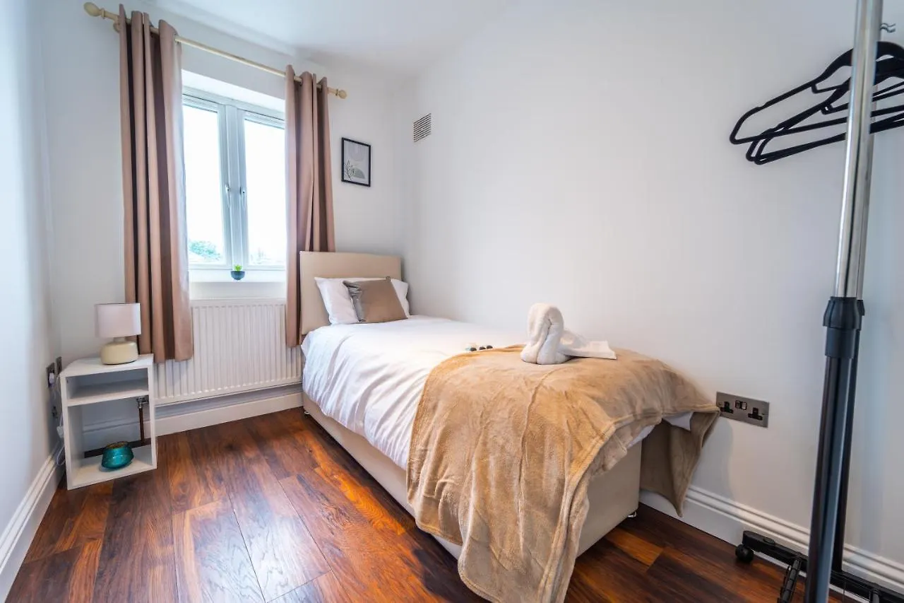 Modern Spacious 4 Bed Hayes Home With Free Parking 0*, Hayes (Greater London)