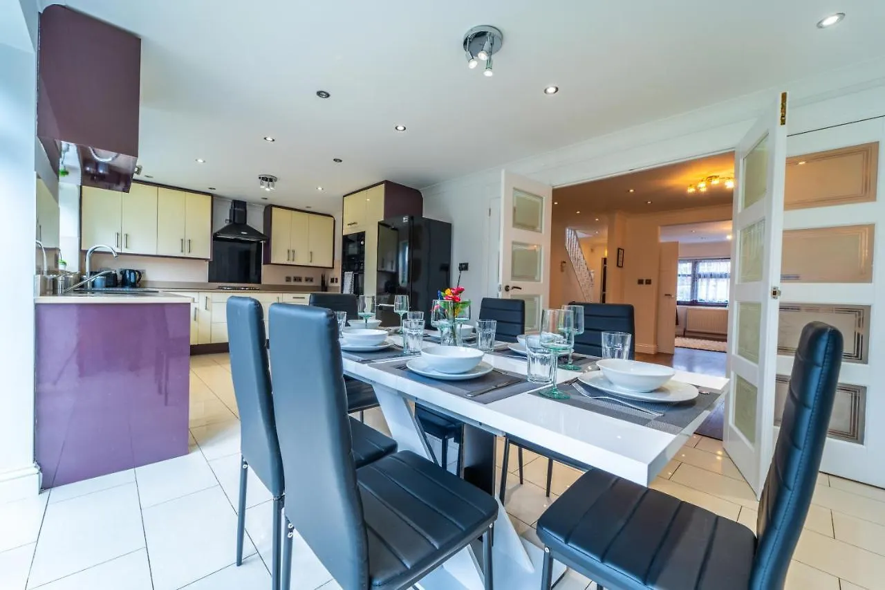 Modern Spacious 4 Bed Hayes Home With Free Parking