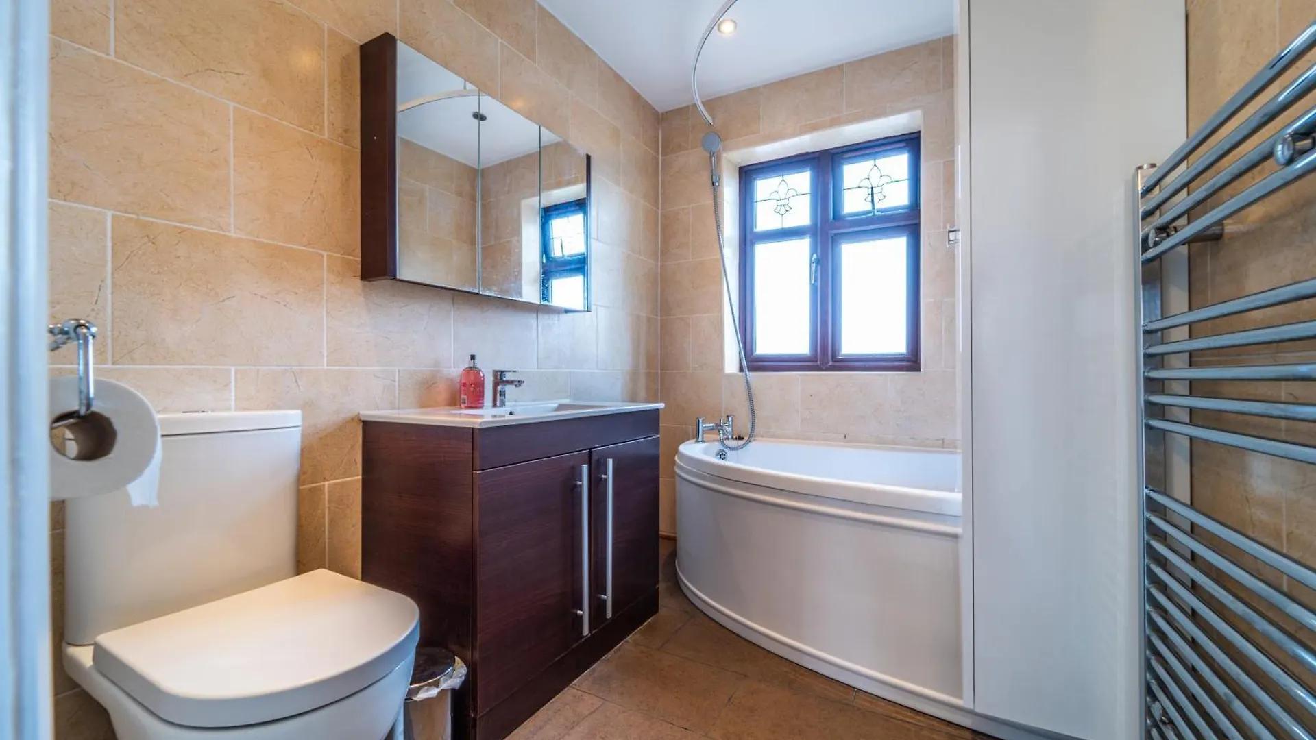 Modern Spacious 4 Bed Hayes Home With Free Parking Holiday home Hayes (Greater London)