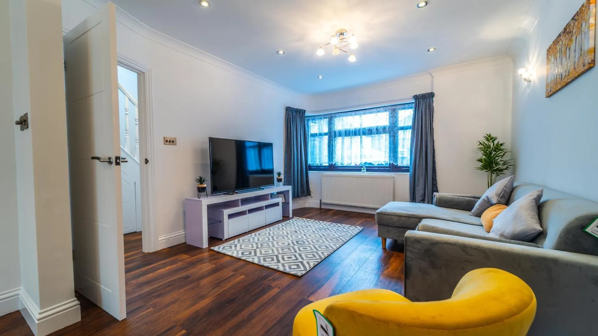Modern Spacious 4 Bed Hayes Home With Free Parking contacts