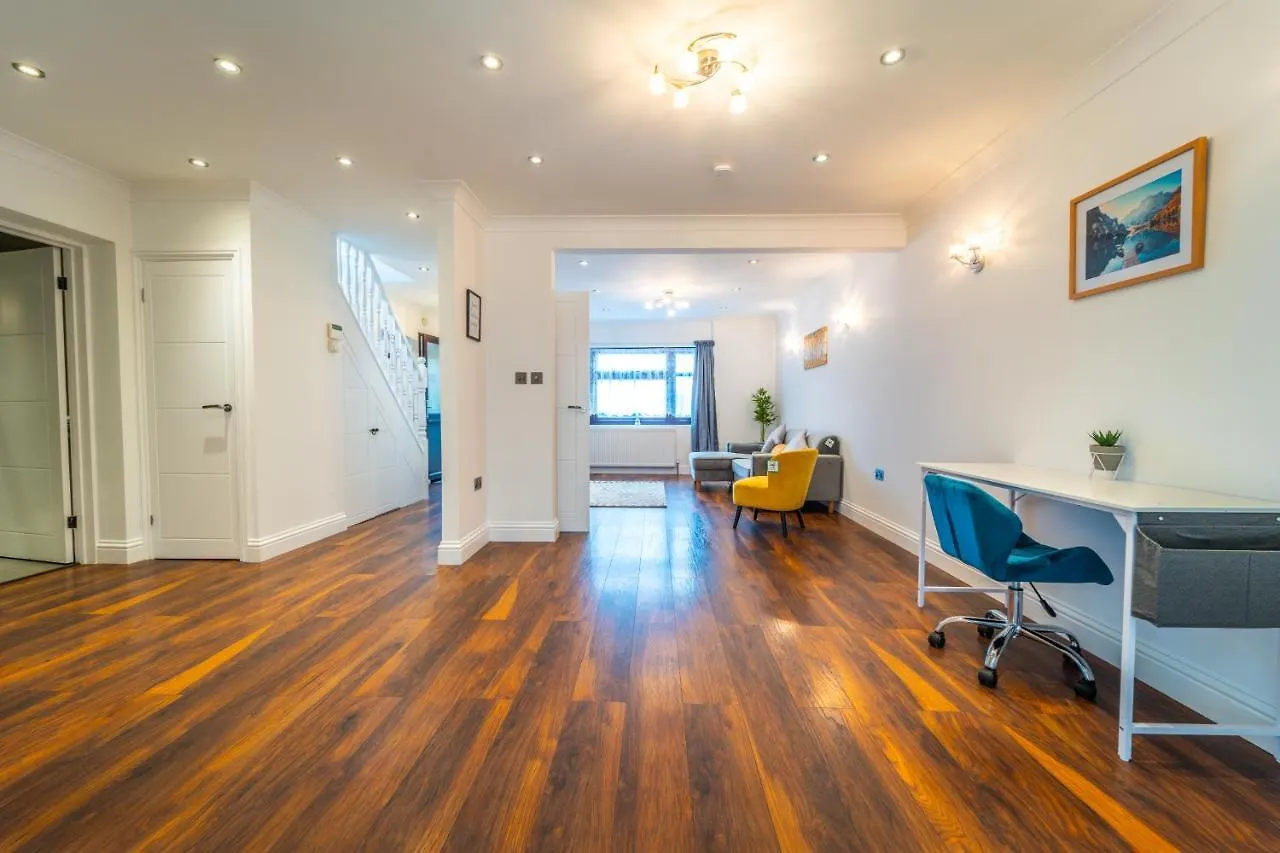 Modern Spacious 4 Bed Hayes Home With Free Parking